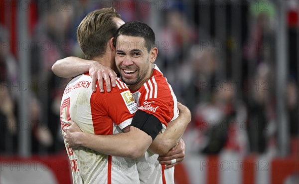 Goal celebration, cheering, Harry Kane FC Bayern Munich FCB (09) with Raphael Guerreiro FC Bayern