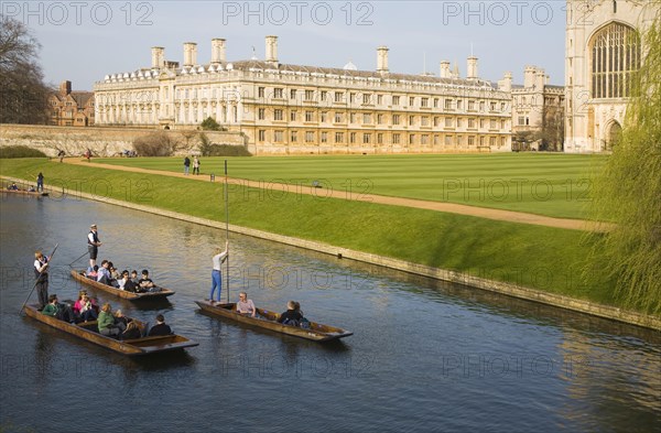 Punting on the river Cam, King's College, Cambridge university, Cambridgeshire, England, United