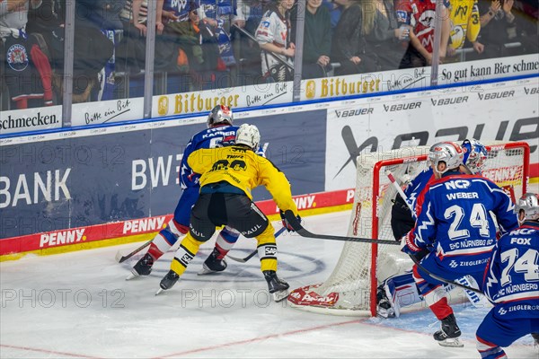 23.02.2024, DEL, German Ice Hockey League, 48th matchday) : Adler Mannheim (yellow jerseys) against