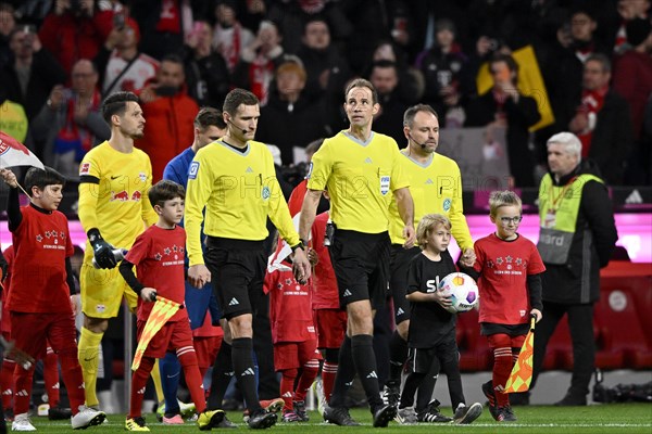 Teams, teams around referee team with referee Sascha Stegemann, ball kids enter the field, Allianz