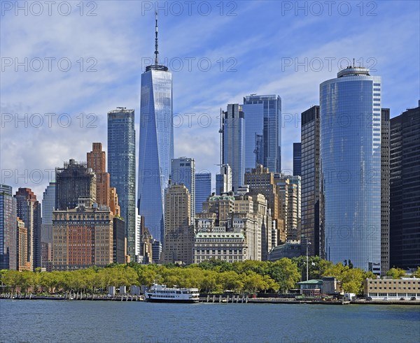 Skyline Financial District, Battery Park and skyscraper 17 State Street in the foreground, One