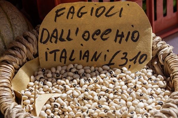 Snap pea (Fagiolo dall'occhio), market sale, weekly market market in Asciano, Crete Senesi,