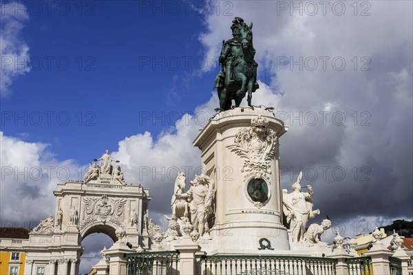 Dom Jose with the Arco da rua Augusta, equestrian monument, arch, triumphal arch, monument, old