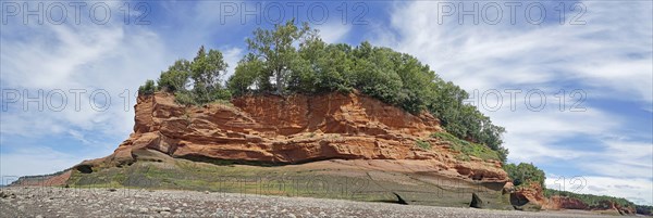 Panorama, Wooded cliffs, red sandstone, Five Islands Provincial Park, Fundy Bay, Nova Scotia,