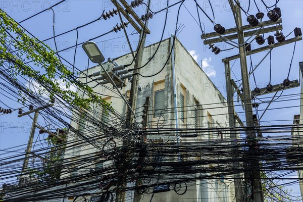 Chaotic power cabling, cable tangle, cabling, electricity, energy, chaos, energy transition, order,