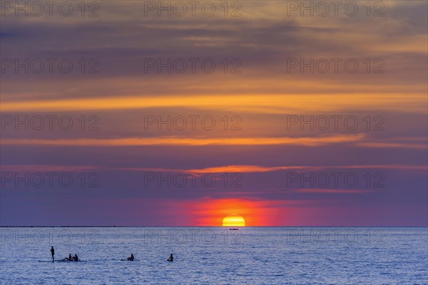 Sunset with course for stand-up-paddeleng, water sports, evening mood, sun, travel, holiday,