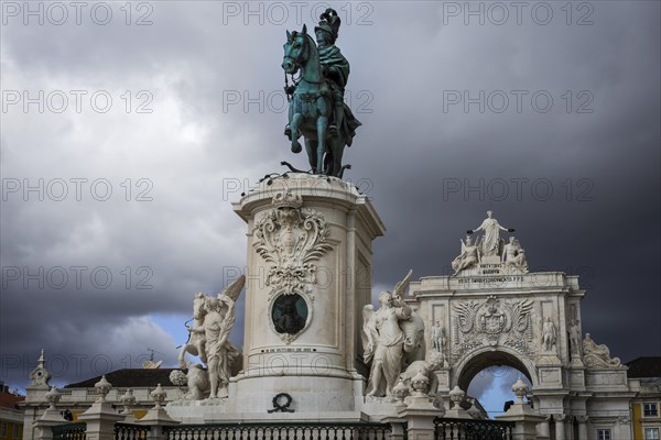 Dom Jose with the Arco da rua Augusta, equestrian monument, arch, triumphal arch, monument, old