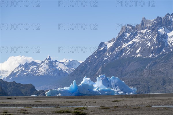 Iceberg, Lago Grey, Torres del Paine National Park, Parque Nacional Torres del Paine, Cordillera
