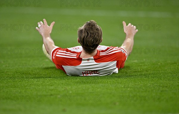 Harry Kane FC Bayern Munich FCB (09) disappointed about missed chance, gesture gesture Champions