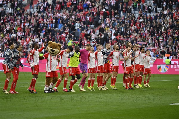 Final cheer, FC Bayern Munich FCB players thank the fans, mascot Berni FC Bayern Muenchen FCB (12),