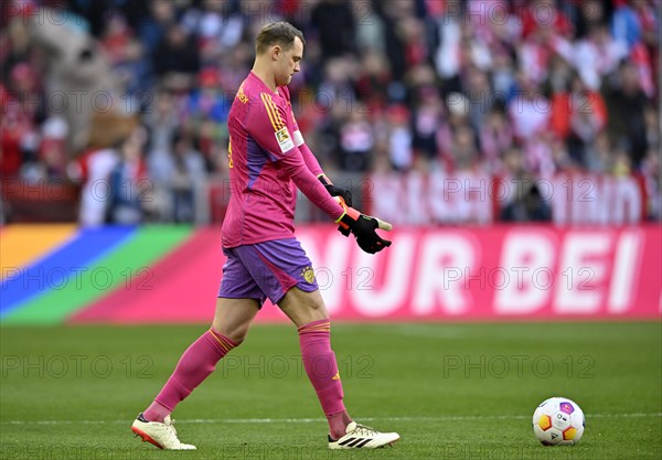 Goalkeeper Manuel Neuer FC Bayern Munich FCB (01) in pink jersey, puts on goalkeeper gloves,