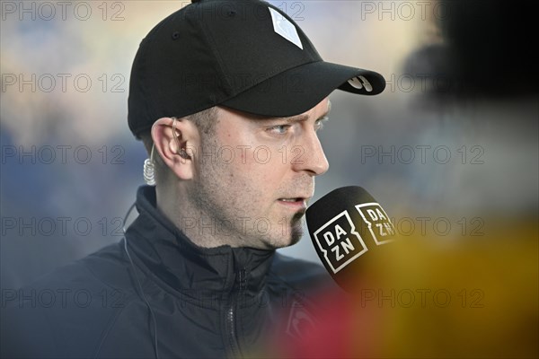 Coach Ole Werner SV Werder Bremen SVW, portrait, interview, microphone, mike, logo, DAZN, PreZero