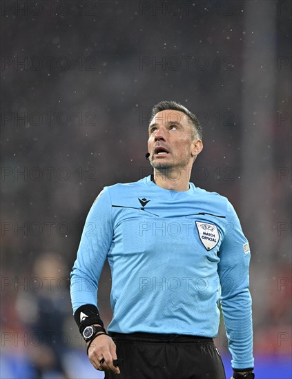 Referee Referee Slavko Vincic (SVN) Looking up, rain, Champions League, CL, Allianz Arena, Munich,