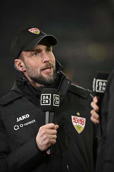 Coach Sebastian Hoeness VfB Stuttgart, portrait, interview, microphone, mike, DAZN, MHPArena, MHP