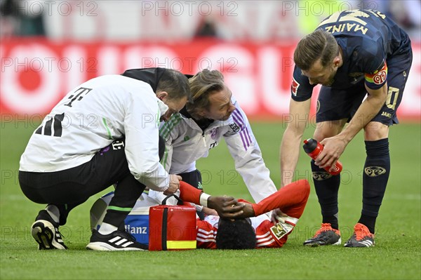 Alphonso Davies Bayern FC Munich FCB (19) injured, teeth smashed in, carer, Silvan Widmer 1. FSV