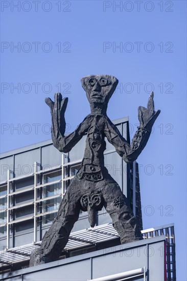 On the acute-angled corner of the building at the junction of Maxstrasse and Ostra-Allee stands a