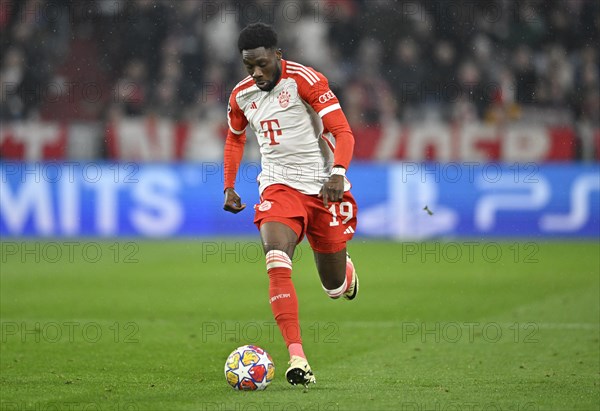 Alphonso Davies Bayern FC Munich FCB (19) Action on the ball Champions League, CL, Allianz Arena,