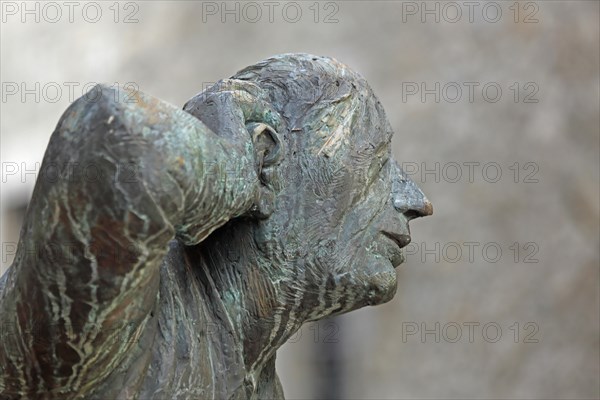 Sculpture Eavesdropper by Karl-Henning Seemann 2007, detail, head, face, gesture, gesticulation,