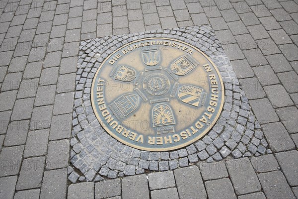 Medallion and memorial plaque to twin towns, inscription, mayor, solidarity, round, floor, town