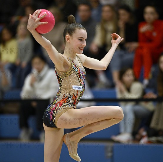 World champion Darja Varfolomeev (GER), action, ball, rhythmic gymnastics, RSG, Schmiden