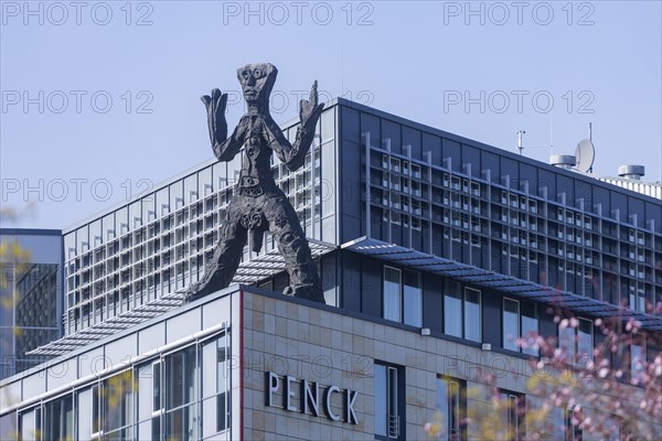 On the acute-angled corner of the building at the junction of Maxstrasse and Ostra-Allee stands a