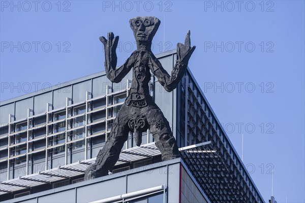 On the acute-angled corner of the building at the junction of Maxstrasse and Ostra-Allee stands a