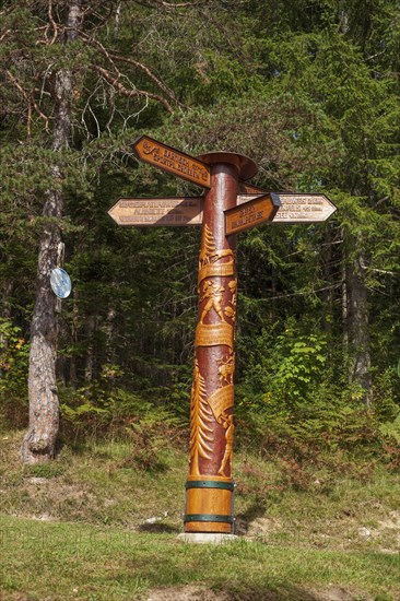 Signpost on the Kramerplateauweg hiking trail, Garmisch-Partenkirchen, Upper Bavaria, Bavaria,