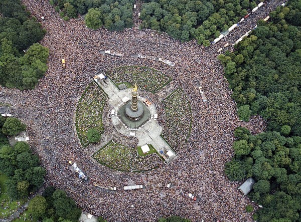Aerial view of the Victory Column during the Love Parade. Under the motto One World one Future,