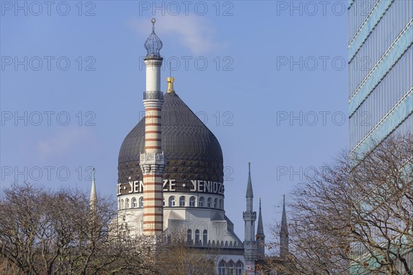 Construction of the Yenidze cigarette factory at Weisseritzstrasse 3 in Friedrichstadt began in