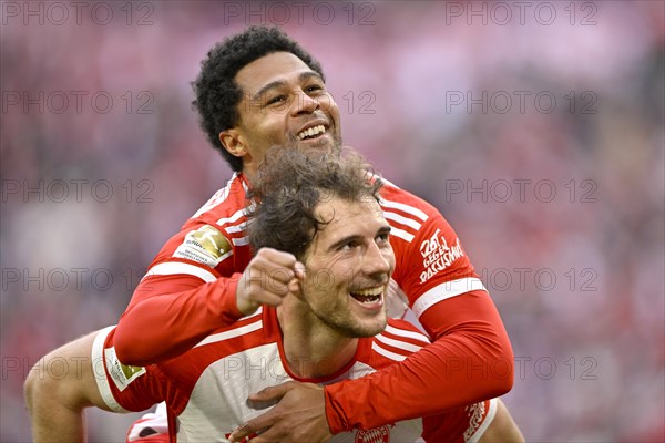 Goal celebration Serge Gnabry FC Bayern Muenchen FCB (07) Leon Goretzka FC Bayern Muenchen FCB