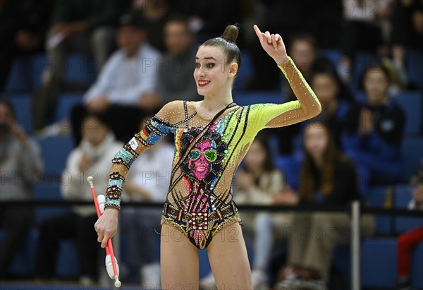 World champion Darja Varfolomeev (GER), action, clubs, rhythmic gymnastics, RSG, Schmiden