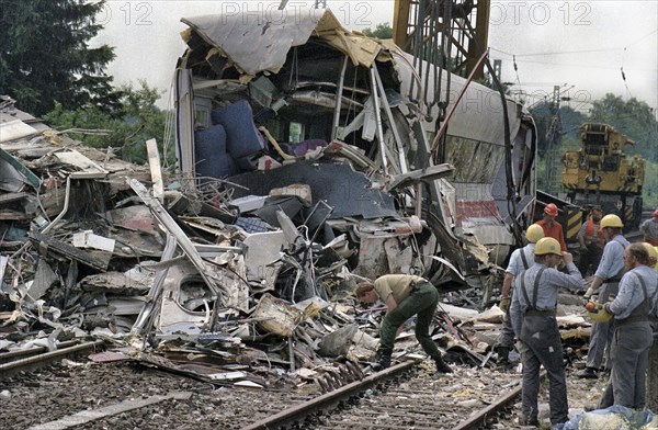 A crane lifts a destroyed ICE train carriage in Eschede on 6 June 1998. 102 people died in the