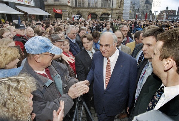 Chancellor Helmut Kohl greets CDU party supporters on the market square in Halle in front of his