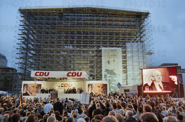 Federal Chancellor Helmut Kohl speaks during a CDU election campaign event on 18 September 1998 in