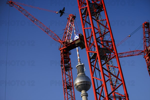 Symbolic photo on the topic 'Aeo Building in Berlin 'Aeo. Construction cranes stand on a building