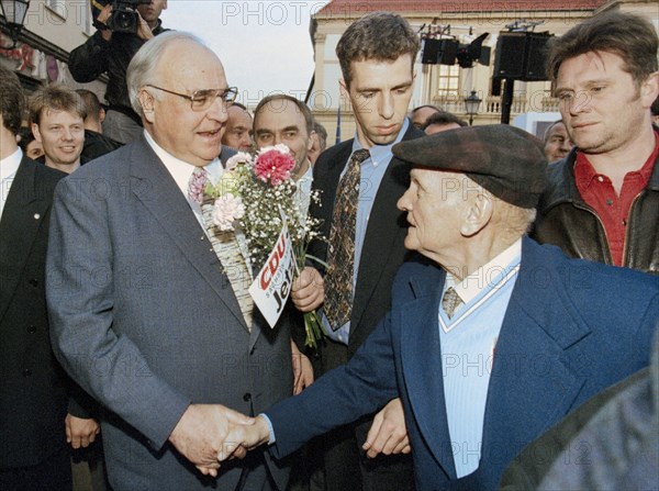 Chancellor Helmut Kohl greets CDU party supporters on the market square in Magdeburg in front of