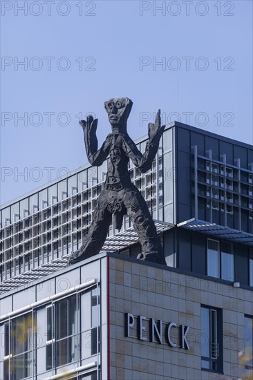 On the acute-angled corner of the building at the junction of Maxstrasse and Ostra-Allee stands a