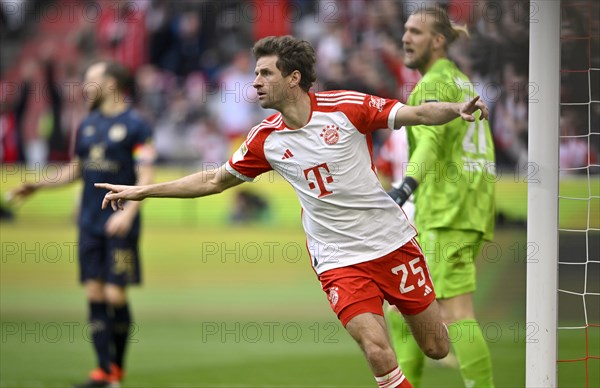 Goal celebration Thomas Mueller FC Bayern Munich FCB (25) Disappointment at goalkeeper Robin