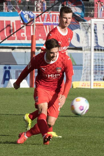 Football match, Nikola DOVEDAN 1.FC Heidenheim shooting in the background Jan SCHOePPNER 1.FC