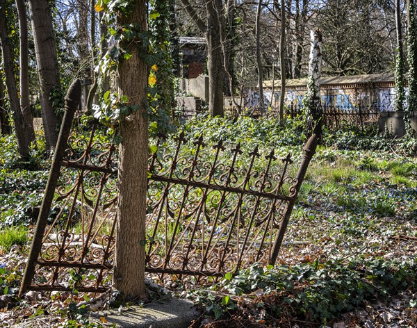 Rusty grave fences, Kirchof 1 of the Evangelische Georgen-Parochialgemeinde, Greisfswalder Strasse,