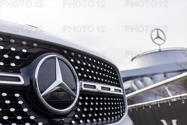 Mercedes, radiator grille and Mercedes star on a modern vehicle, in the background the Mercedes