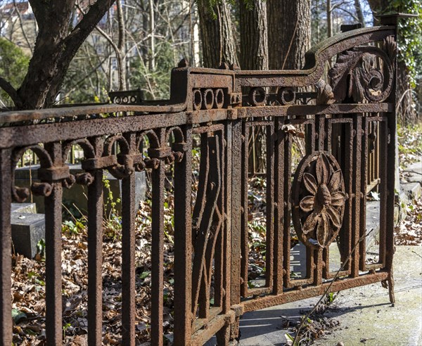 Rusty grave fences, Kirchof 1 of the Evangelische Georgen-Parochialgemeinde, Greisfswalder Strasse,