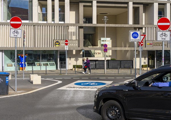 Symbolic photo on the subject of bicycle lanes in Berlin, Niederwallstrasse and Hausvogteiplatz,