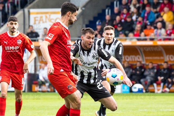 Football match, Tim KLEINDIENST 1.FC Heidenheim in the centre fighting for the ball with Joe SCALLY