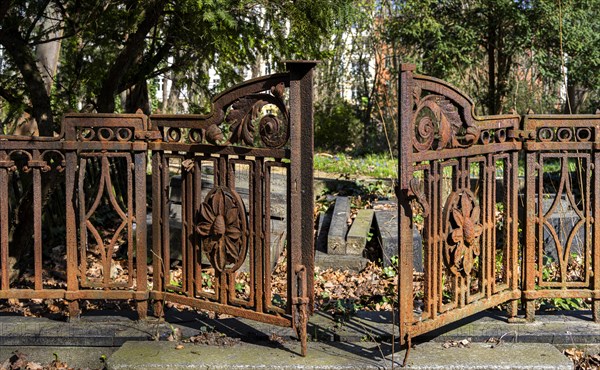 Rusty grave fences, Kirchof 1 of the Evangelische Georgen-Parochialgemeinde, Greisfswalder Strasse,