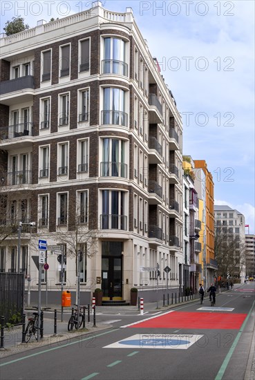 Symbolic photo on the subject of bicycle lanes in Berlin, Niederwallstrasse and Hausvogteiplatz,