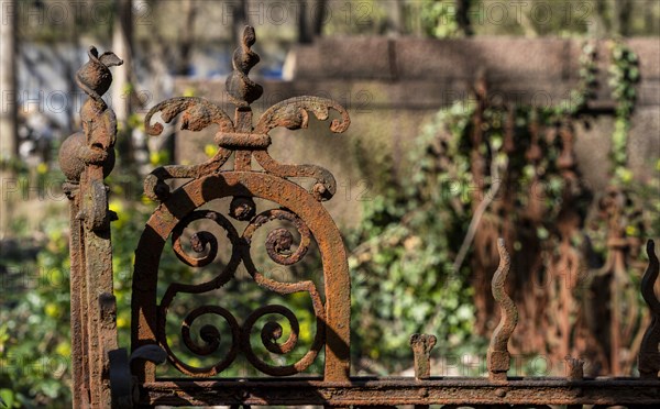 Rusty grave fences, Kirchof 1 of the Evangelische Georgen-Parochialgemeinde, Greisfswalder Strasse,