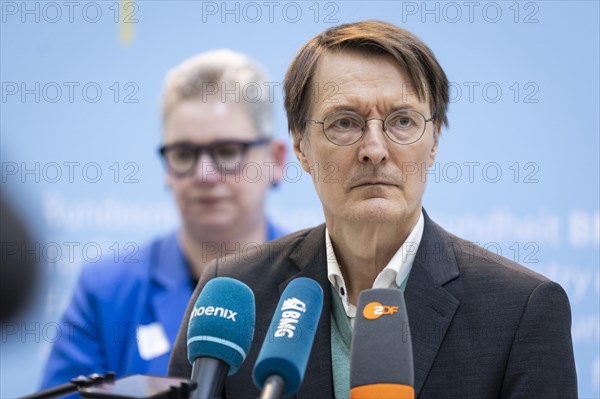Karl Lauterbach (SPD), Federal Minister of Health, Christine Vogler (in the background), President