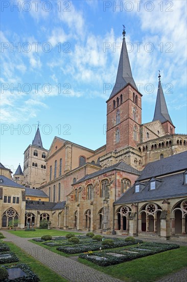 Inner courtyard with tombs and cloister, UNESCO St Peter's Cathedral, Trier, Rhineland-Palatinate,
