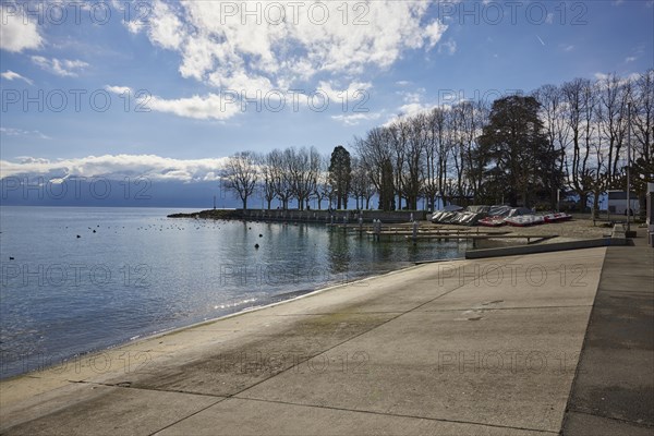 Shallow access to Lake Geneva and small jetties for pedal boats and rowing boats in the Ouchy